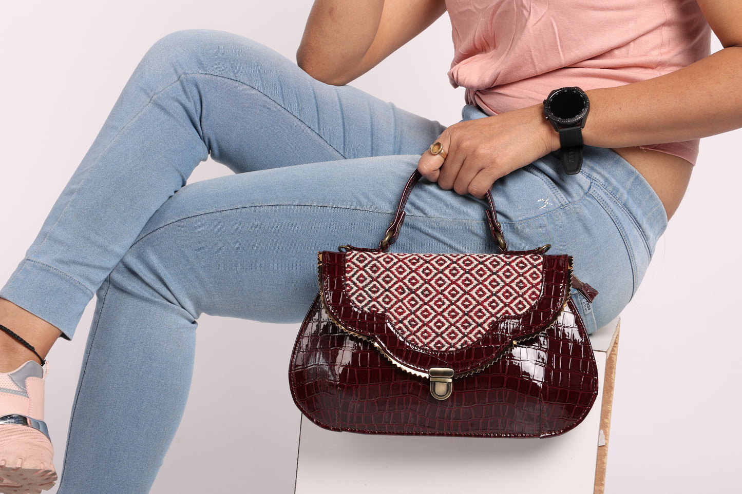 Esly's Brown Croco Chic: The Unique and Vintage-Inspired Crossbody Bag