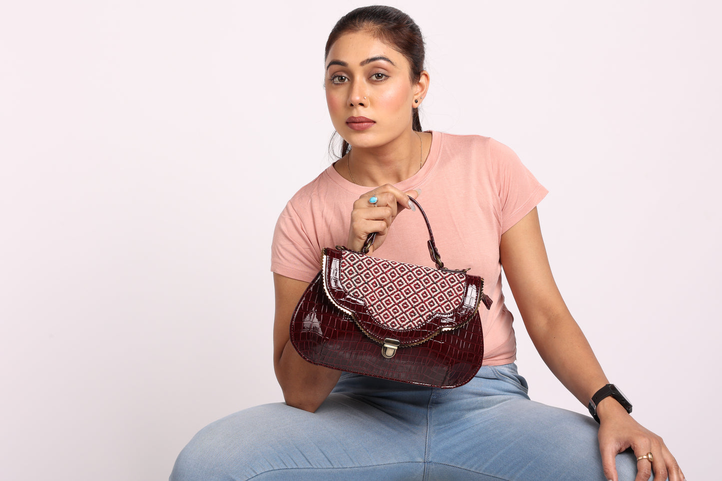 Esly's Brown Croco Chic: The Unique and Vintage-Inspired Crossbody Bag