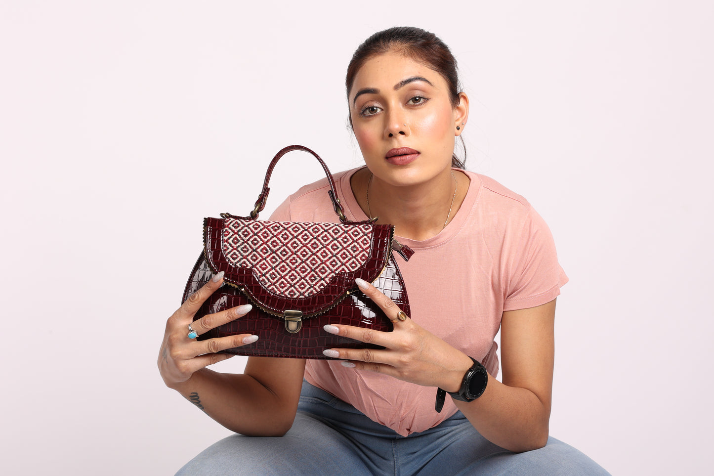 Esly's Brown Croco Chic: The Unique and Vintage-Inspired Crossbody Bag