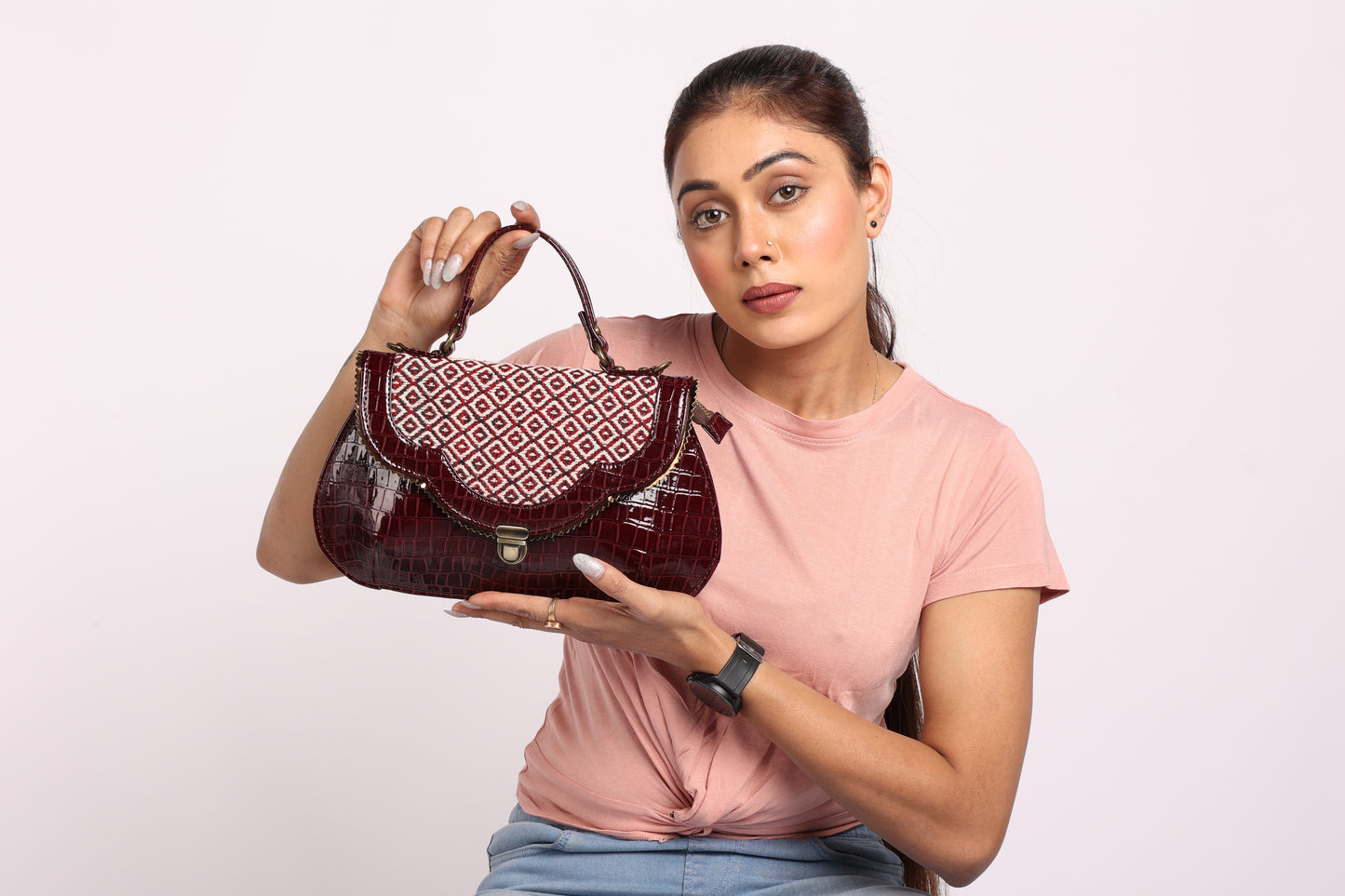 Esly's Brown Croco Chic: The Unique and Vintage-Inspired Crossbody Bag