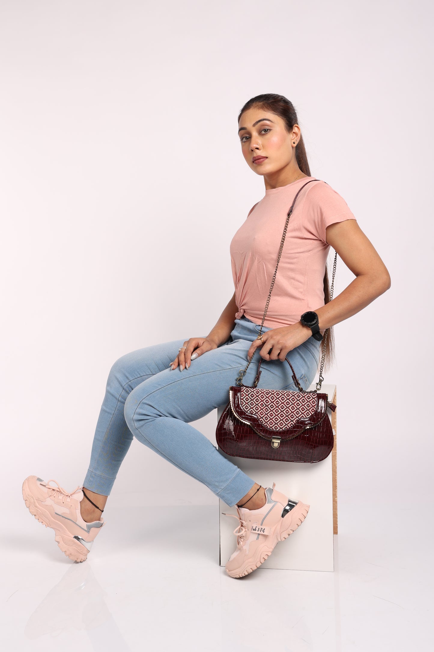 Esly's Brown Croco Chic: The Unique and Vintage-Inspired Crossbody Bag