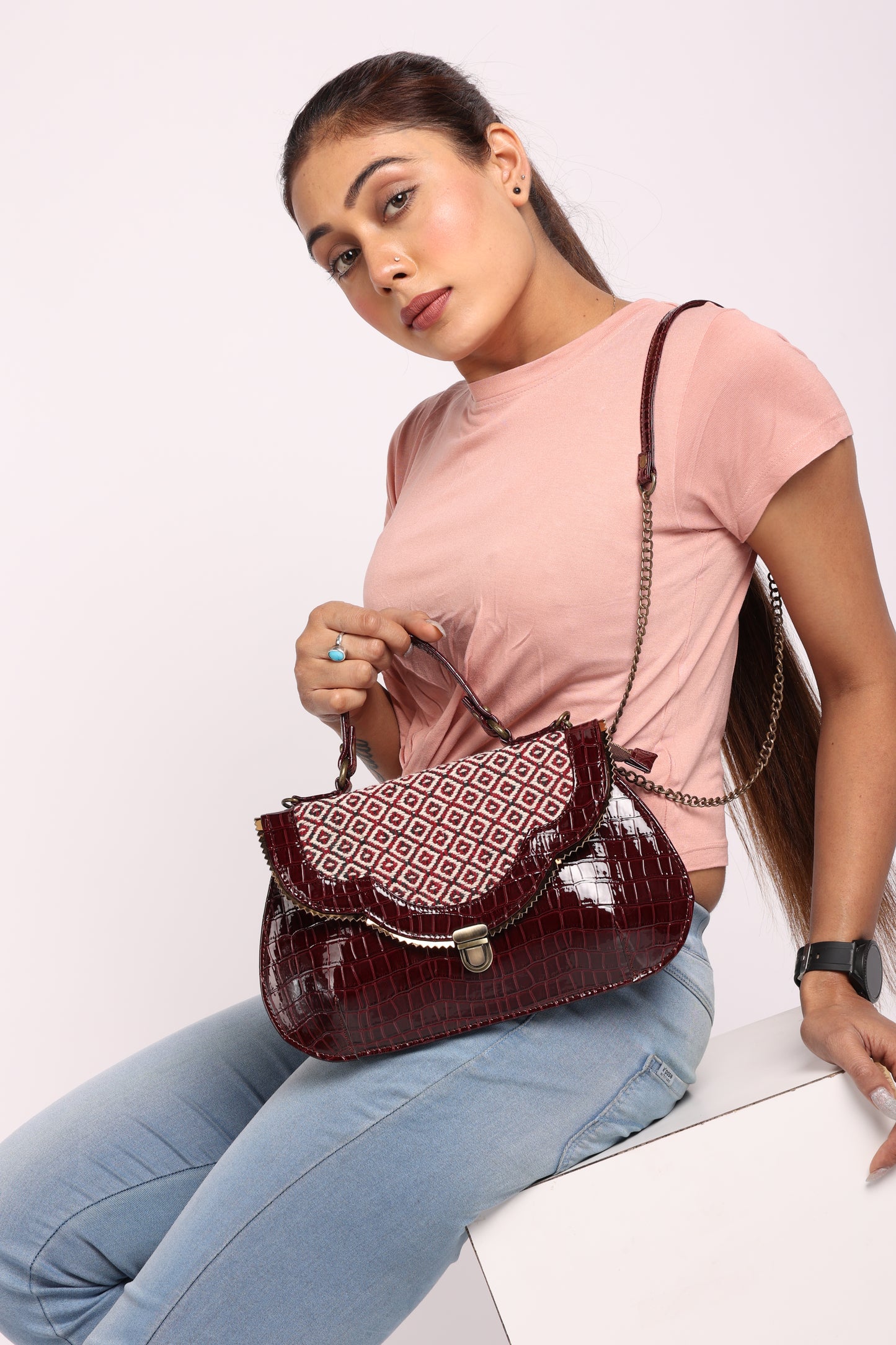 Esly's Brown Croco Chic: The Unique and Vintage-Inspired Crossbody Bag