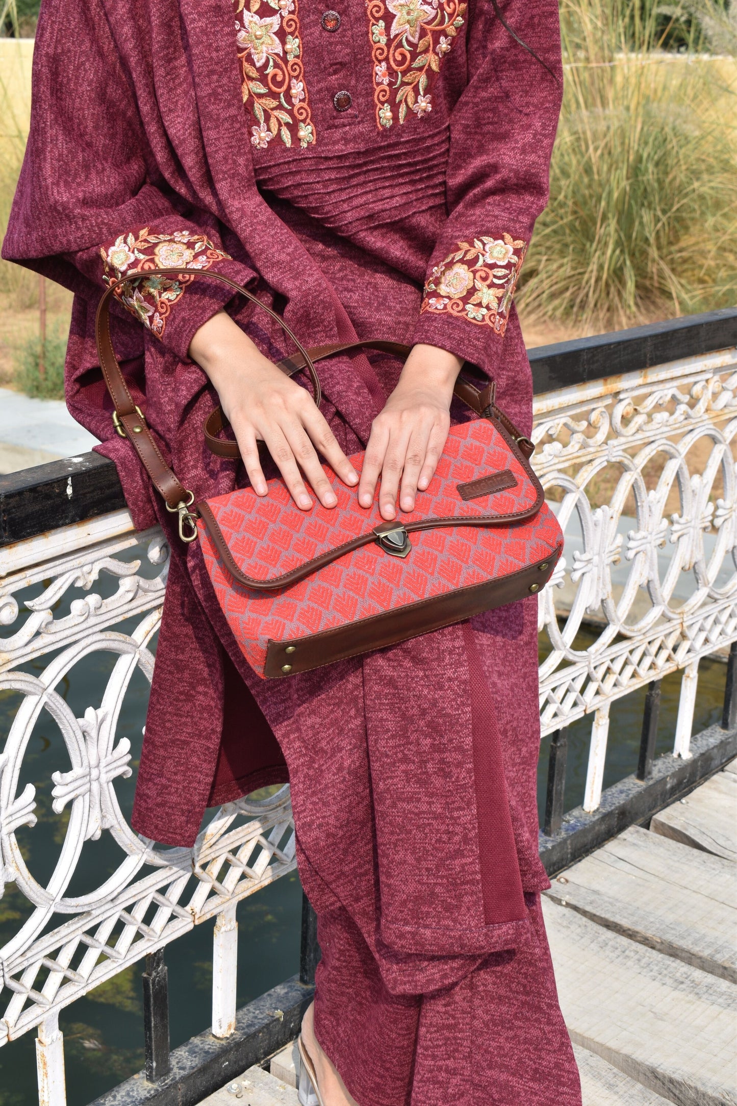 Esly's Joel Dewberry Small Sling/Crossbody Bag: Stay Organized and Chic in Stylish Red