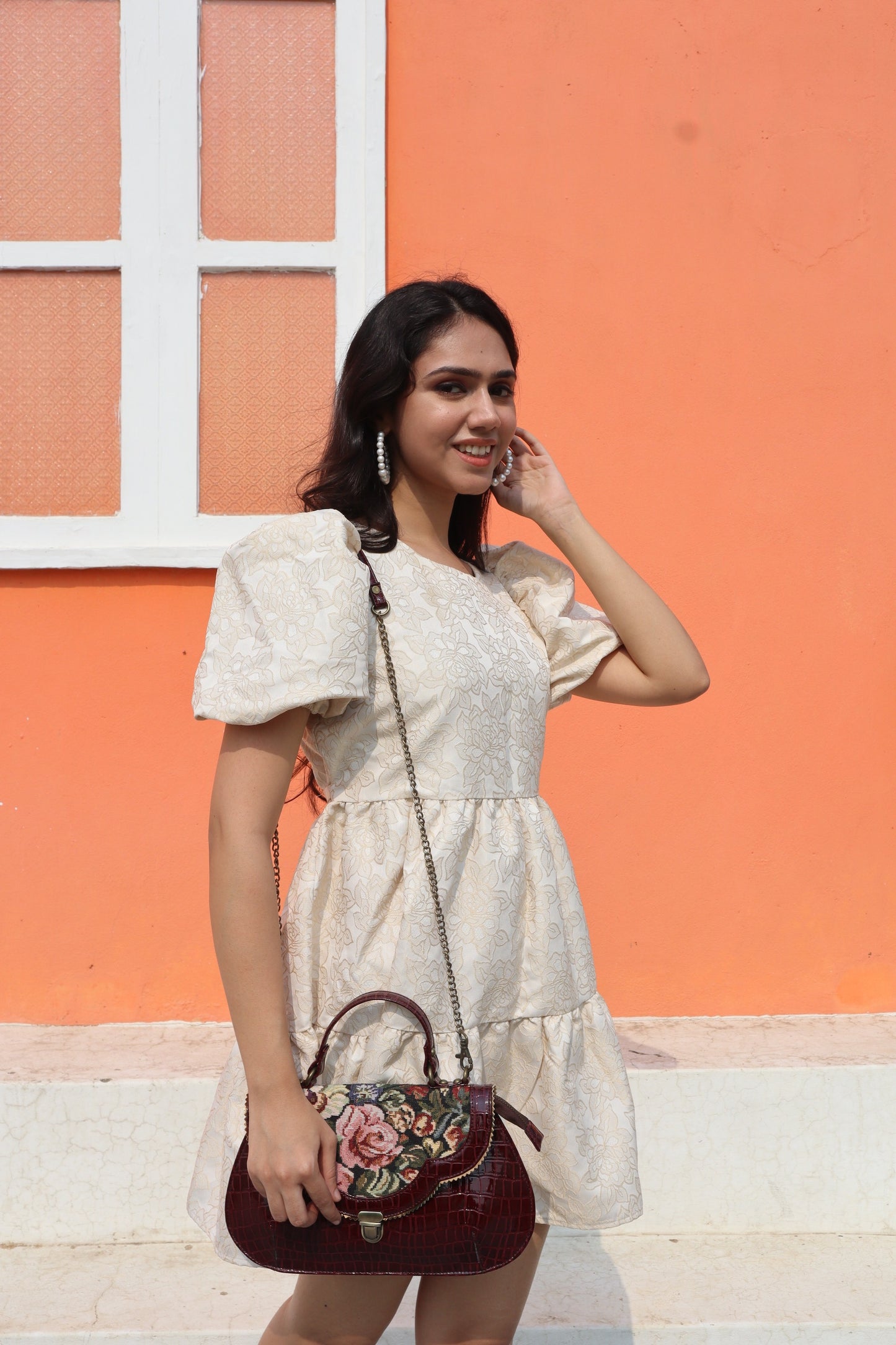 Esly's Brown Croco Chic: The Unique and Vintage-Inspired Flora Design Crossbody Bag