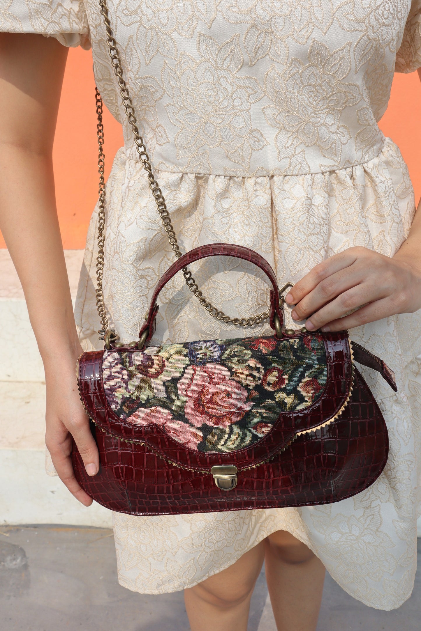 Esly's Brown Croco Chic: The Unique and Vintage-Inspired Flora Design Crossbody Bag